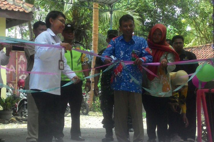 Peluncuran Sheltered Workshop Peduli Giri Kasih di Dusun Jurang Jero, Desa Giripeni, Wates, Kulon Progo, Daerah Istimewa Yogyakarta, Senin (26/11/2018). Kepala Balai Besar Rehabilitas Sosial Bina Grahita Kartini Kota Temanggung, Jawa Tengah, Murhardjani, Kepala Dinas Sosial, Pemberdayaan Perempuan, dan Perlindungan Anak (Dinsos P3A) Kulonprogo, Eka Pranyata, dan Kepala Desa Giripeni, Priyanti memotong pita ketika peluncuran workshop tersebut. 