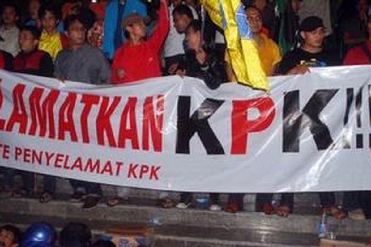 Sejumlah Aktivis melakukan aksi penyelamatan KPK di Gedung KPK, Jakarta, Sabtu (6/10/2012) Kehadiran para Aktivis merupakan reakasi dari datangnya sejumlah anggota Propam Polda Bengkulu Ke KPK untuk menjemput penyidik KPK Novel Baswedan.  