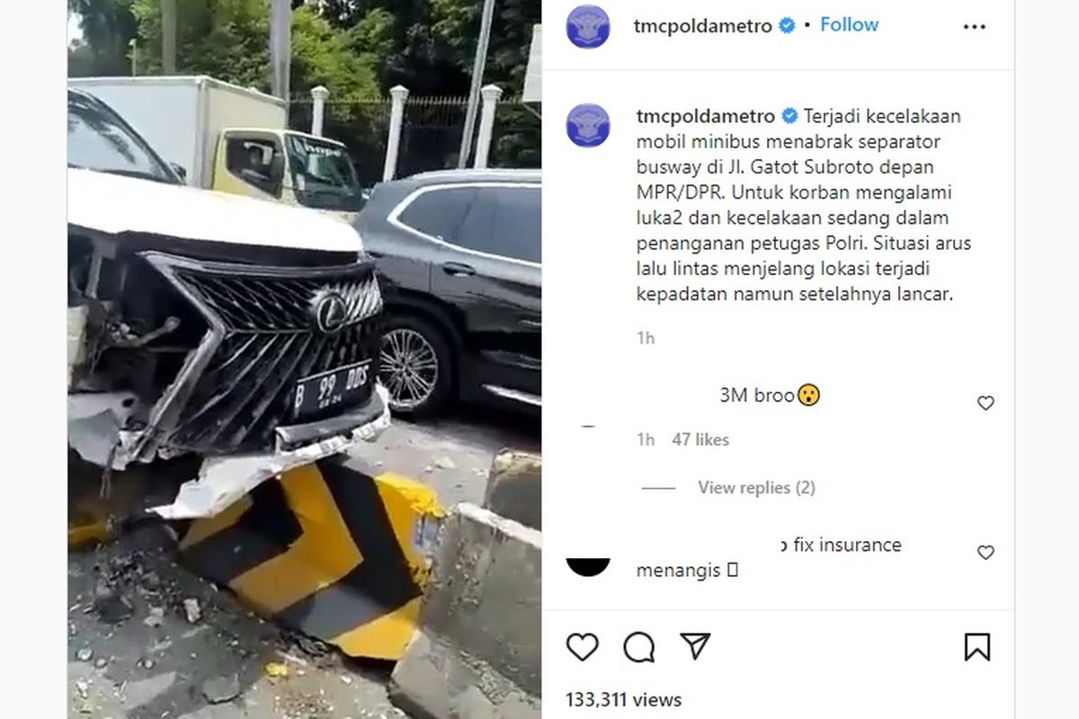 Mobil Lexus menabrak separator di Jalan Gatot Subroto, tepatnya di depan Gedung DPR/MPR, Jakarta Pusat, Rabu (23/2/2022).