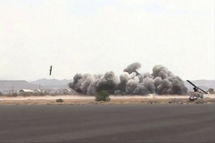 Kobaran Api dan Asap Hitam Pekat Membubung di Dekat Bandara Riyadh, Arab Saudi