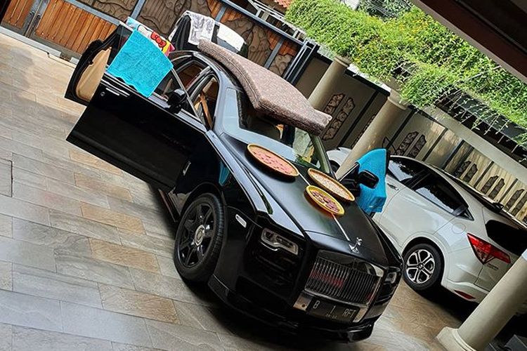 Mobil Rolls Royce Raffi Ahmad di rumah Denny Cagur.