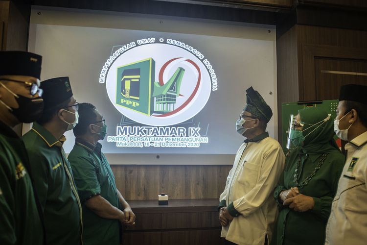 Sekjen PPP Arsul Sani (ketiga kanan), Ketua SC Muktamar IX PPP Ermalena (kedua kanan), Ketua OC Muktamar IX PPP Amir Uskara (ketiga kiri) dan jajaran pengurus lainnya menyaksikan logo Muktamar IX PPP di Jakarta, Senin (2/11/2020). Muktamar tersebut akan dilaksanakan pada 18-21 Desemnber 2020 di Makasar dengan tema Mempersatukan Umat Membangun Indonesia. ANTARA FOTO/Aprillio Akbar/wsj.