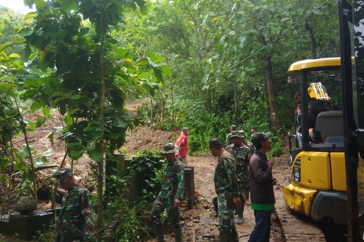 Tim SAR Gabungan Kembali Lanjutkan Pencarian Korban LongsorDusun Kedung Buweng RT 02, Wukirsari, Imogiri,  Bantul, Yogyakarta Selasa (19/3/2019)