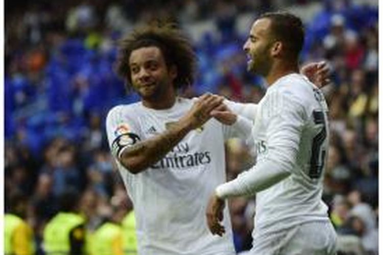 Penyerang Real Madrid, Jese Rodriguez (kanan), melakukan selebrasi bersama Marcelo, setelah mencetak gol ke gawang Levante pada lanjutan La Liga di Santiago Bernabeu, Sabtu (17/10/2015).