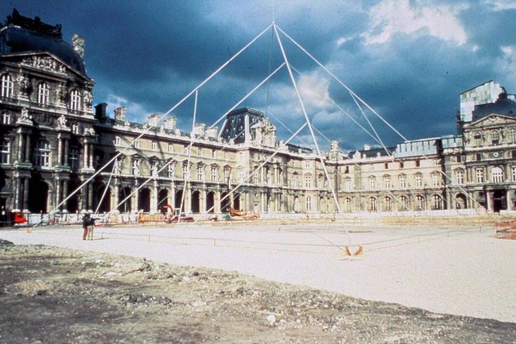 Pembangunan struktur piramida kaca Louvre