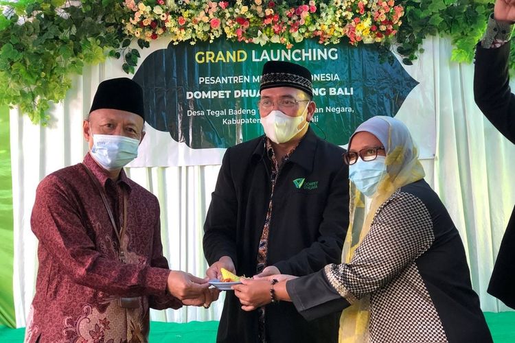 Perwakilan Dewan Pengawas Syariah dan Manajemen Dompet Dhuafa bersama para donatur hadirkan pesantren mualaf di Provinsi Bali, Sabtu (30/10/2021).
