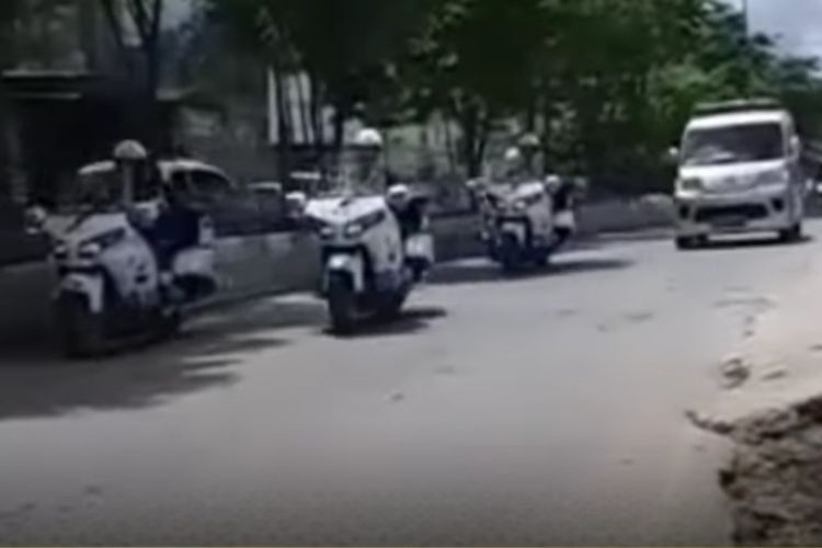 Iring-iringan kendaraan pasukan pengawal presiden menepi saat memberi jalan ambulans di Samarinda, Kaltim, Selasa (24/8/2021). 