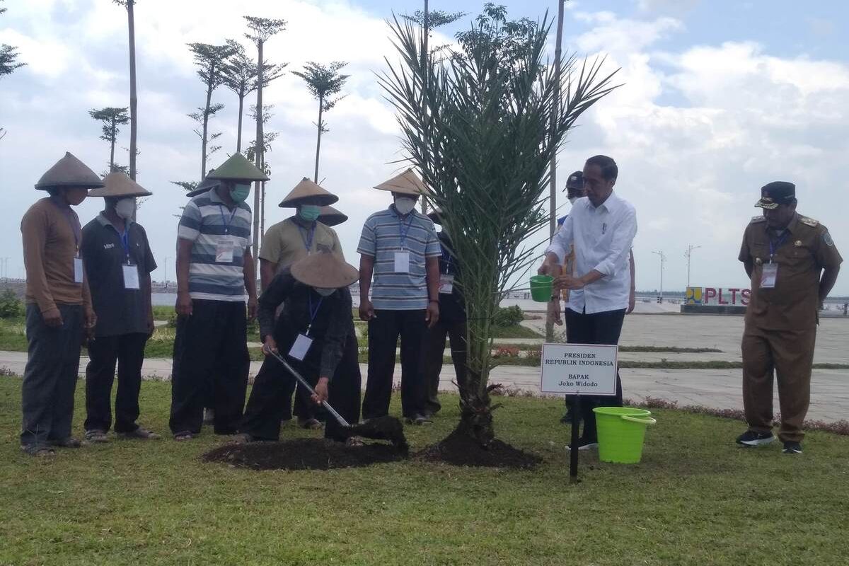 Caption: Presiden Jokowi menanam pohon kurma usai meresmikan Bendungan Semantok Nganjuk, Selasa (20/12/2022)