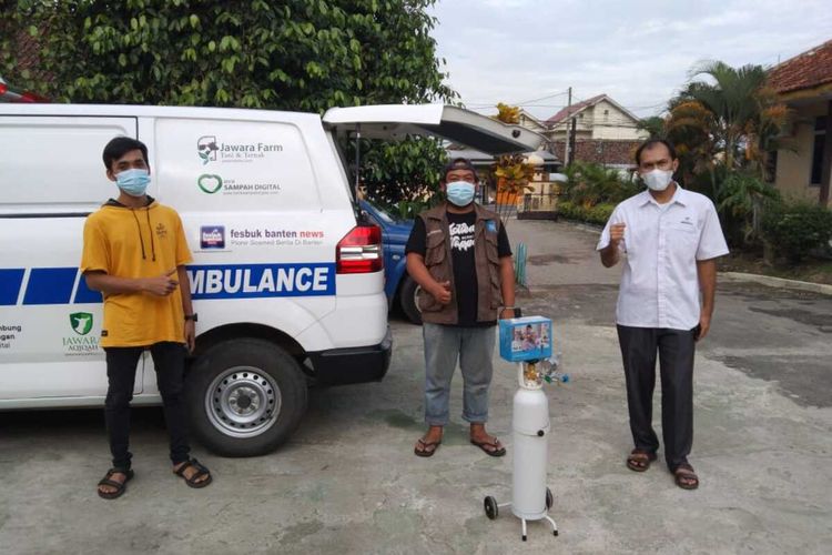 Sejumlah kelompok pemuda yang tergabung dalam Relawan Banten meminjamkan tabung oksigen kepada pasien Covid-19 yang membutuhkan.