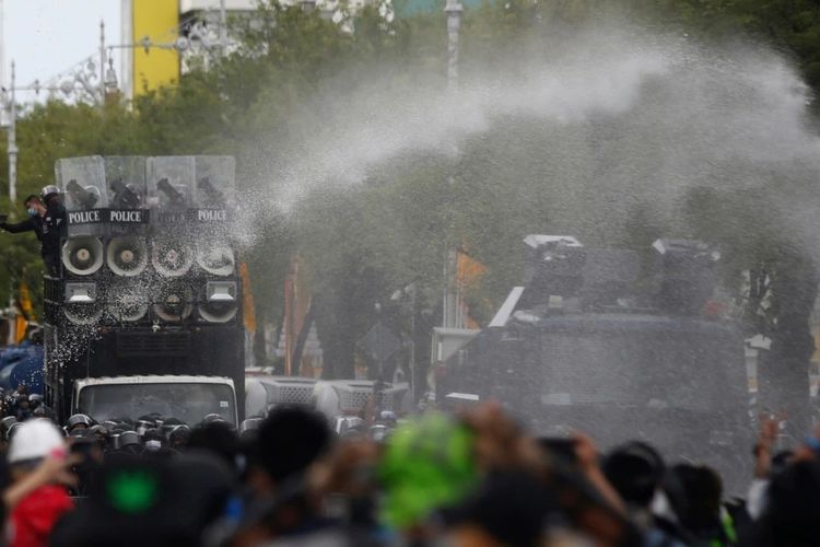Polisi menggunakan meriam air untuk membubarkan demo anti-pemerintah di Bangkok, Thailand pada Minggu (18/7/2021). [VIA VOA INDONESIA]