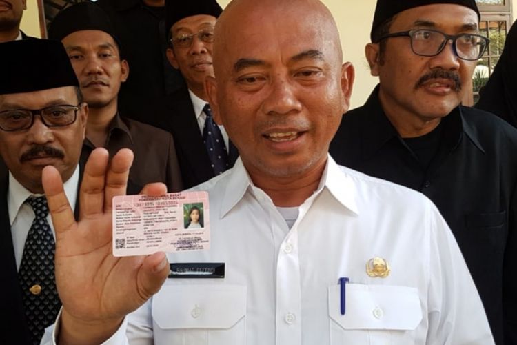 Wali Kota Bekasi menunjukkan contoh Kartu Identitas Anak (KIA) yang pelayanan pembuatannya baru diluncurkan hari ini Senin, (17/12/2018).