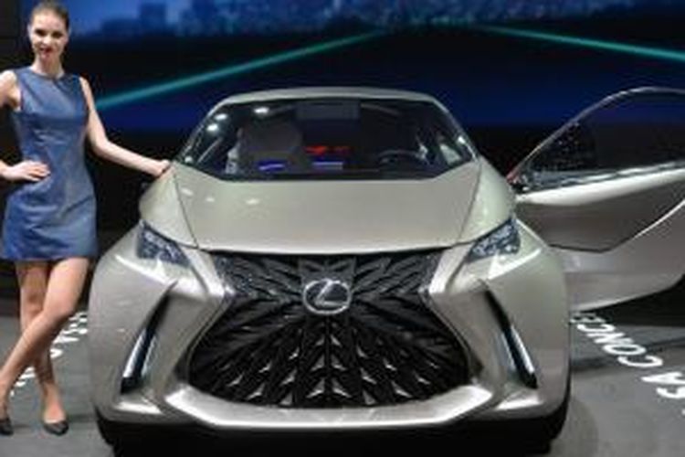 Konsep Lexus LF-SA punya gril berdesain hologram yang bisa menciptakan 