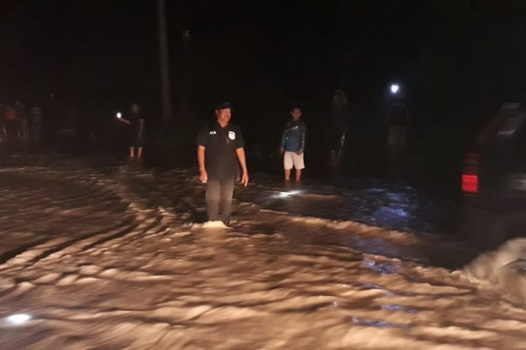 Petugas gabungan berjaga-jaga di ruas Jalan Kenanga Sungailiat, Bangka, Sabtu (8/12/2018) malam.