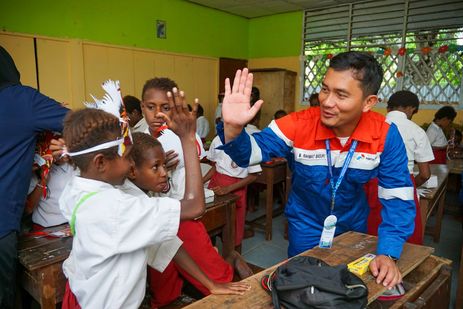 Relawan Bakti BUMN Bantu Siswa Merauke lewat Edukasi dan Makanan Bergizi