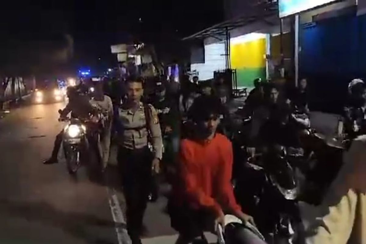 Puluhab pemuda di Lumajang dorong motor ke Mapolres Lumajang usai didapati lakukan balap liar, Senin (2/3/2025)