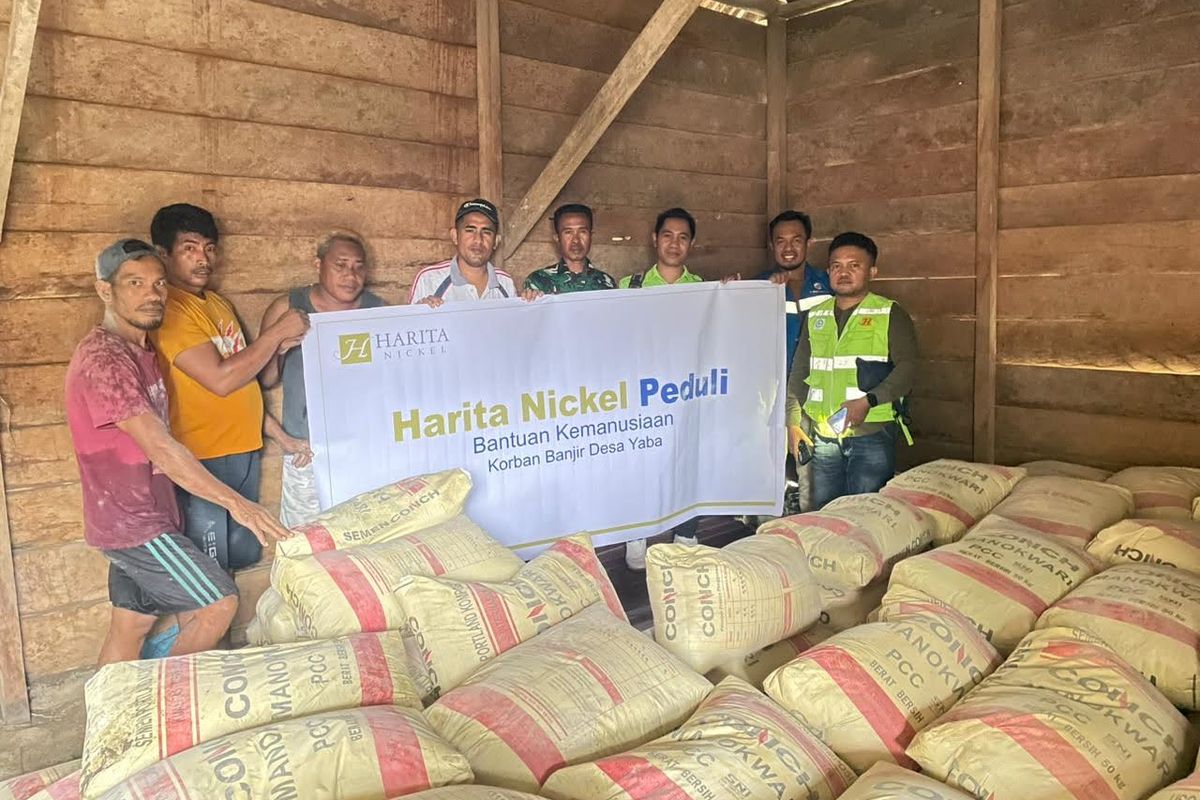 Harita Nickel menyalurkan ratusan sak semen dan seng sebagai dukungan konkret untuk membantu warga membangun kembali fondasi rumah mereka yang rusak akibat terjangan banjir.  