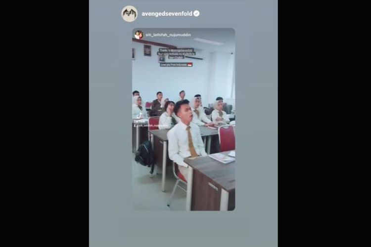 Tangkapan layar akun Instagram Avenged Sevenfold mengunggah ulang video mahasiswa asal Lombok bernyanyi lagu Dear God.