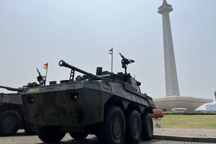 Deretan tank milik TNI AD yang berjejer di depan tugu Monas yang dipamerkan di area Monumen Nasional (Monas), Jakarta Pusat, Minggu (24/9/2023).