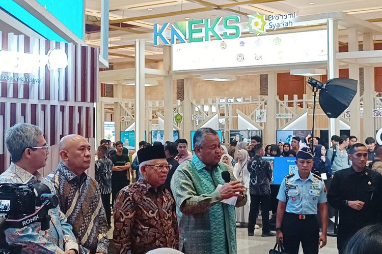 Gubernur BI Perry Warjiyo dan Wapres Ma'ruf Amin meninjau penyelenggaraan ISEF 2023. 