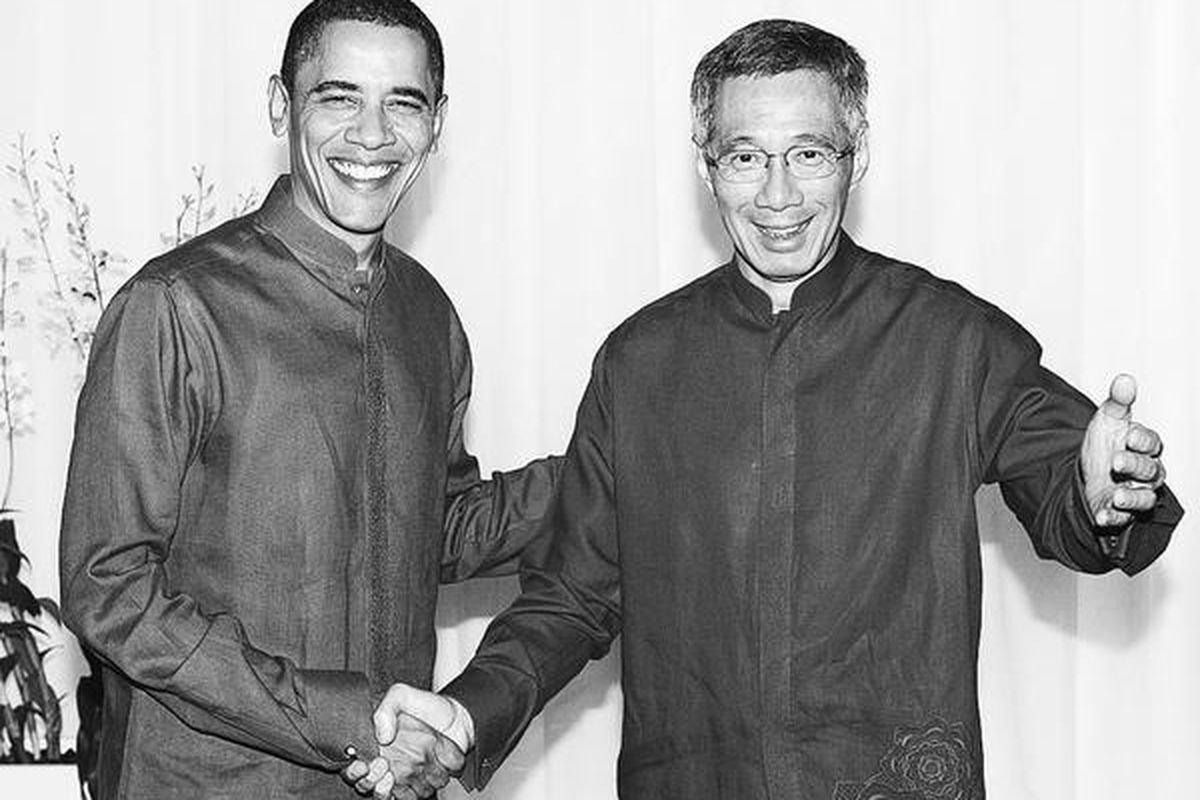 Presiden Amerika Serikat Barack Obama berjabat tangan dengan Perdana Menteri Singapura Lee Hsien Loong menjelang jamuan makan malam bagi para pemimpin APEC di Singapura, Sabtu (14/11).