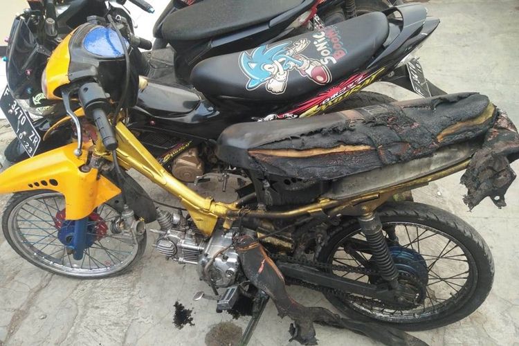Barang bukti sepeda motor yang dibakar pemiliknya saat diberhentikan polisi, Sabtu (14/09/2019) petang telah diamankan di halaman Polsek Ciranjang, Cianjur, Jawa Barat.