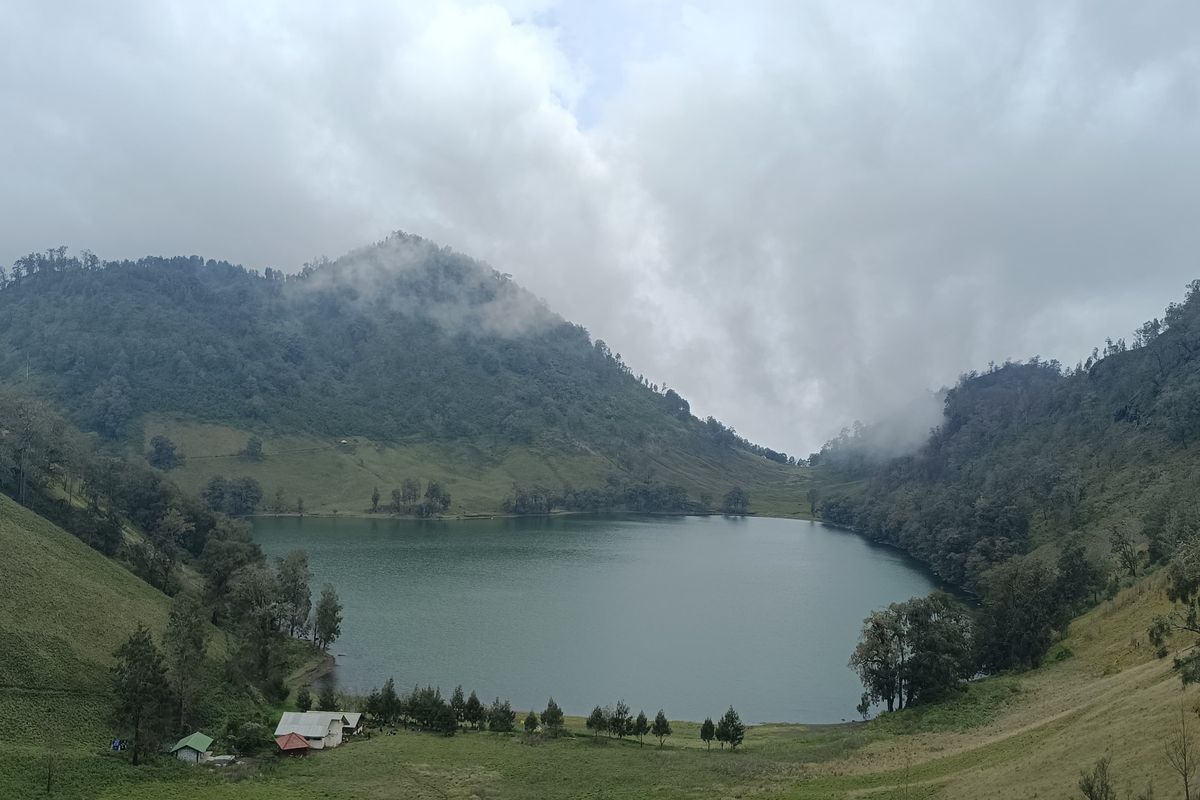 Suasana Ranu Kumbolo di lereng Gunung Semeru, Senin (23/12/2024)
