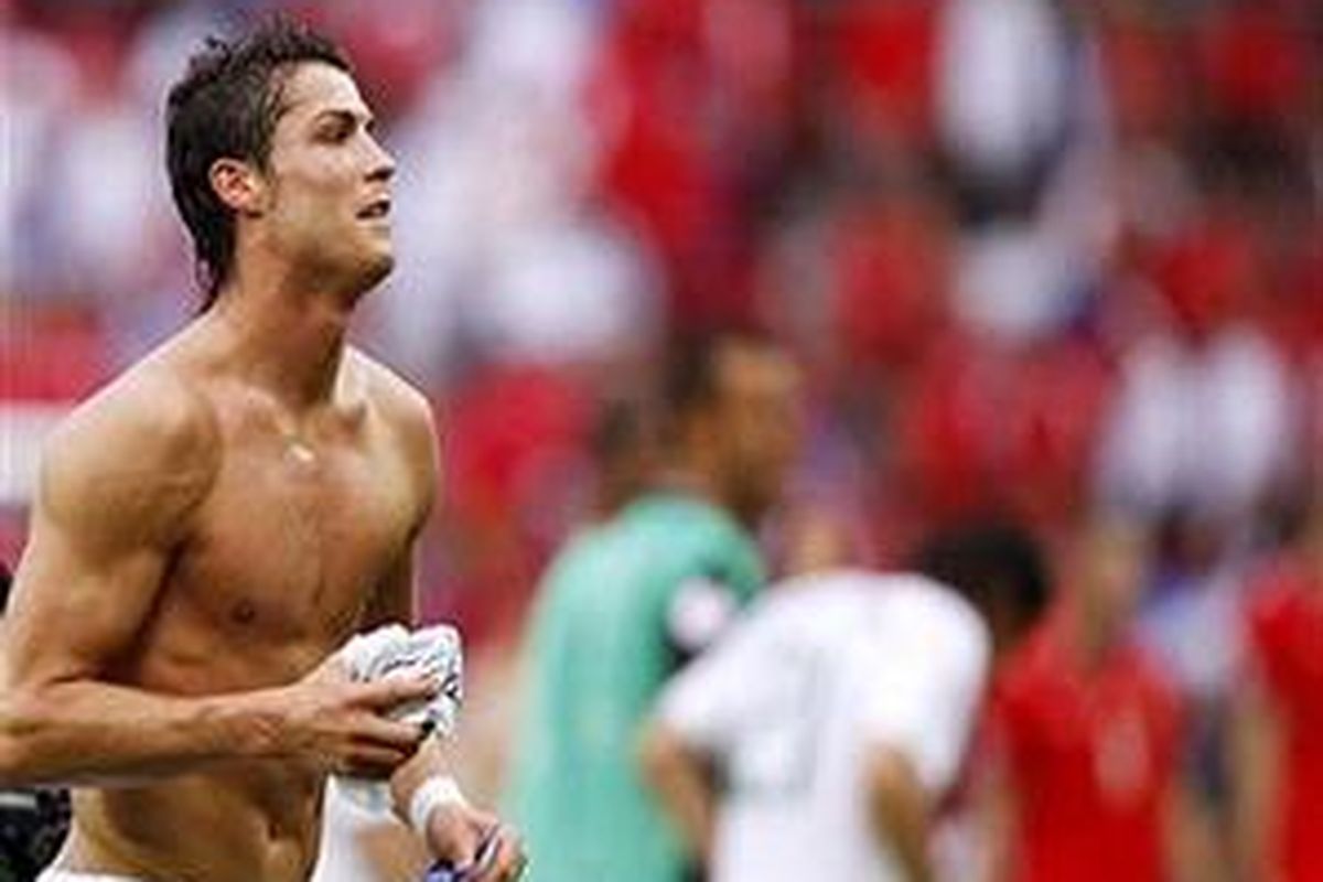 Cristiano Ronaldo segera mengetahui masa depannya, apakah masih tetap berkaus MU atau sudah berganti kostum Real Madrid.