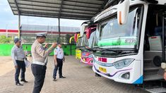 Jelang Libur Nataru, Polisi dan Dishub Pasuruan Lakukan Rampcheck di PO Bus