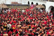 Bertemu Pasukan Merah Dayak, Prabowo Janji Bangun Sekolah Taruna di Kalimantan