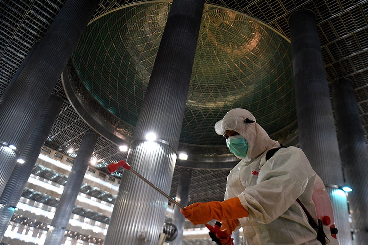 Petugas menyemprotkan cairan disinfektan di Masjid Istiqlal, Jakarta Pusat, Jumat (13/3/2020). Penyemprotan oleh petugas gabungan tersebut untuk mencegah penyebaran Covid-19 di lingkungan Masjid Istiqlal.