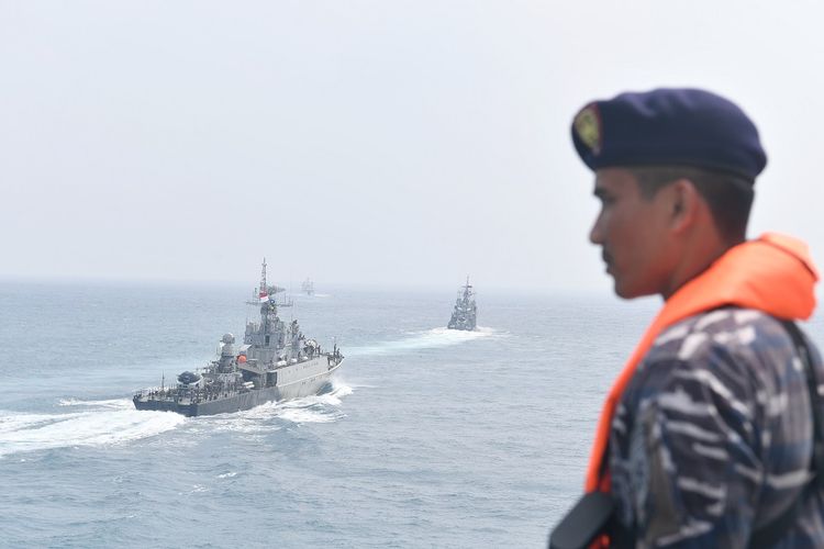 Prajurit KRI Semarang-594 melakukan peran parade saat KRI Teuku Umar-385 sailing pass di Laut Natuna, Rabu (15/1/2020). Dalam kesempatan tersebut, Menkopolhukam Mahfud MD meninjau alutsista yang tergabung dalam Operasi Siaga Tempur Laut Natuna 2020 yang melakukan operasi pengendalian wilayah laut, khususnya di Zona Ekonomi Ekslusif (ZEE) laut Natuna Utara. ANTARA FOTO/M Risyal Hidayat/hp.