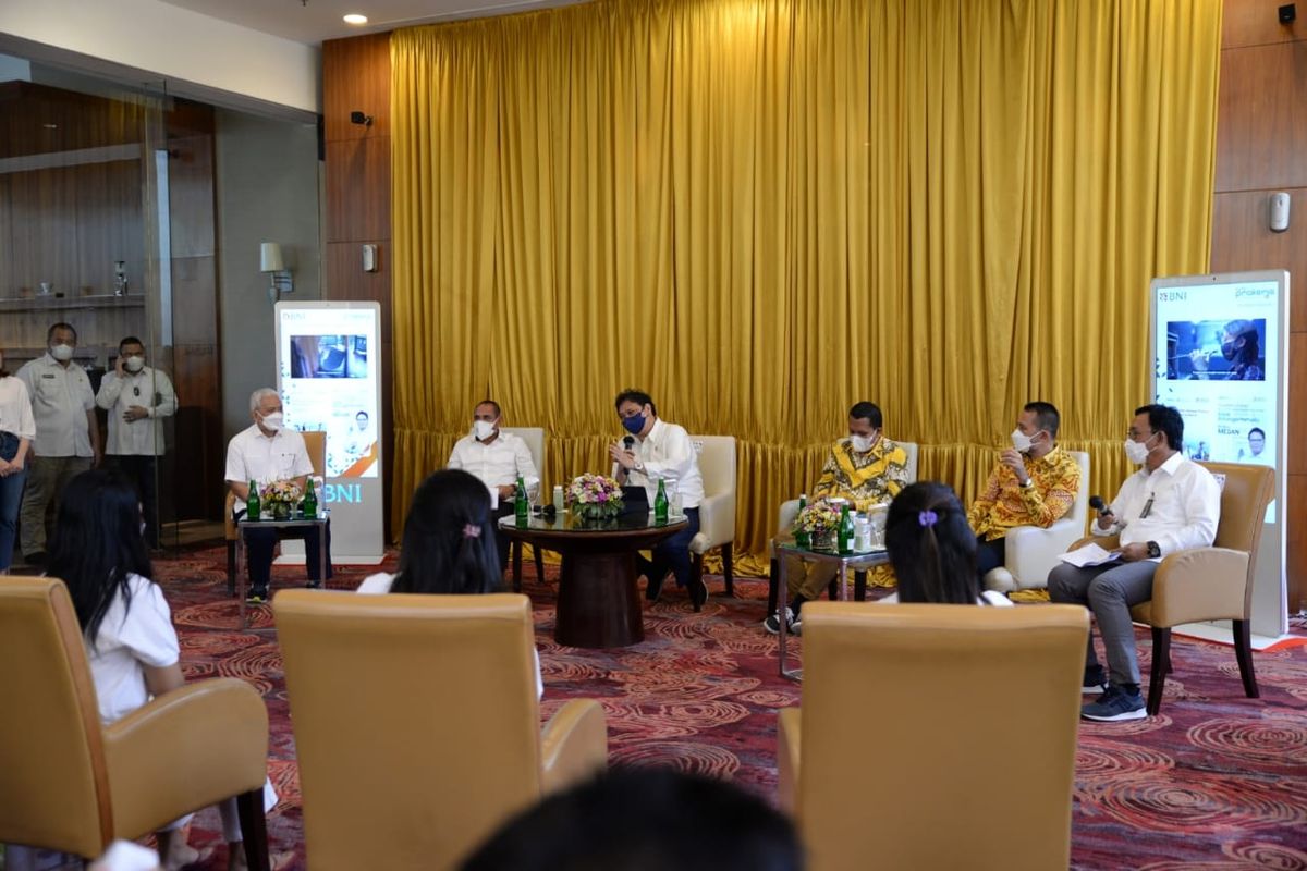 Menteri Koordinator Perekonomian Airlangga Hartanto menyempatkan diri bertemu dan berdialog dengan para alumni program Kartu Prakerja di Medan, Sumatera Utara untuk menyampaikan apresiasi yang telah secara maksimal memanfaatkan program ini untuk pengembangan diri. 