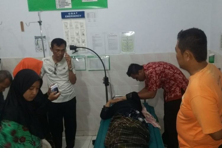 Bu Lurah saat dirawat di Puskesmas setelah ditemukan oleh warga di sungai Sere Kecamatan Bangorejo Banyuwangi Selasa malam (31/7/2018).