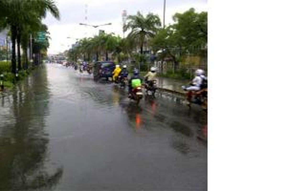 Banjir sekitar 20 cm di jalan depan Mangga Dua Square arah Ancol