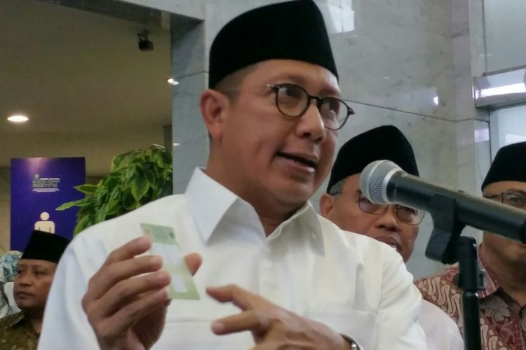 Menteri Agama Lukman Hakim memperlihatkan sampel kartu nikah