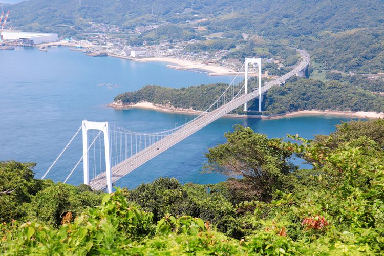 Jembatan gantung yang menghubungkan Oshima dengan Hakatajima.