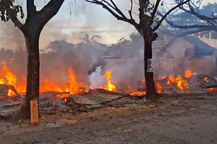 Kebakaran Hanguskan 15 Kios Pakaian Bekas di Pasar Laino di Muna