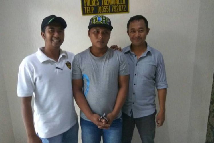 Seorang pelaku penipuan berkedok penyedia jasa tenaga kerja (tengah) berhasil ditangkap polisi Tanah Bumbu Kalimantan Selatan dibantu jajaran Polres Trenggalek (15/05/2017).