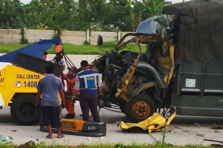 Diduga sopir mengantuk, tabrakan antar truk tronton di jalan tol Ngawi menewaskan seorang kernet Kamis dini hari tadi.