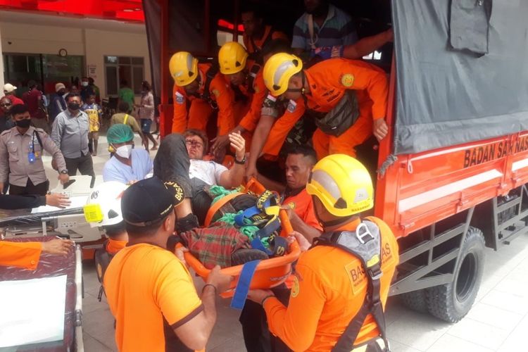 Para korban kecelakaan pesawat Susi Air di Kabupaten Paniai, tiba di Bandara Mozes Kilangin Timika, setelah Tim SAR Gabungan berhasil mengevakuasi mereka dari lokasi pendaratan darurat, Mimika, Papua, Kamis (23/6/2022)
