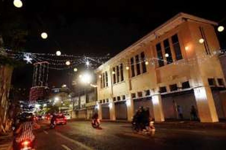 Suasana malam di Jalan Tunjungan, Surabaya, Jawa Timur, Sabtu (6/8/2016). Bangunan tua dan lampu-lampu hias membuat Jalan Tunjungan menjadi salah satu spot favorit liburan di Surabaya.