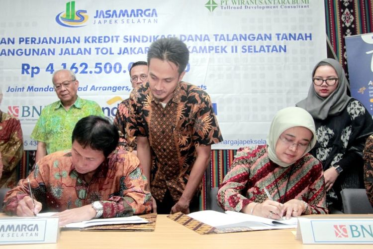 Direktur Utama PT Jasamarga Japek Selatan Dedy Krisnariawan Sunoto (Kiri) dan Pgs. Pemimpin Divisi BUMN & Institusi Pemerintah (BIN) BNI Litasari Wahju Widjajanti (Kanan) menandatangani Perjanjian Kredit Sindikasi Dana Talangan Tanah (DTT) untuk Proyek Jalan Tol Ruas ? Jakarta Cikampek II Selatan, Jumat (28/12/2018)
