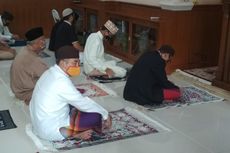Pakai Masker, Wali Kota Bekasi Shalat Id di Masjid Pekayon