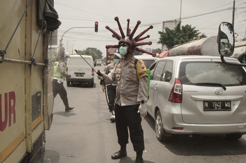 Pakai Helm Virus Corona, Wakapolres Mojokerto: Jaga Jarak dan Jauhi Kerumunan