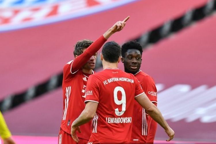 Thomas Mueller (kiri), Robert Lewandowski (tengah), Alphonso Davies (kanan) merayakan gol Bayern Muenchen ke gawang FC Koeln, Sabtu (27/2/2021) malam WIB di Allianz Arena.