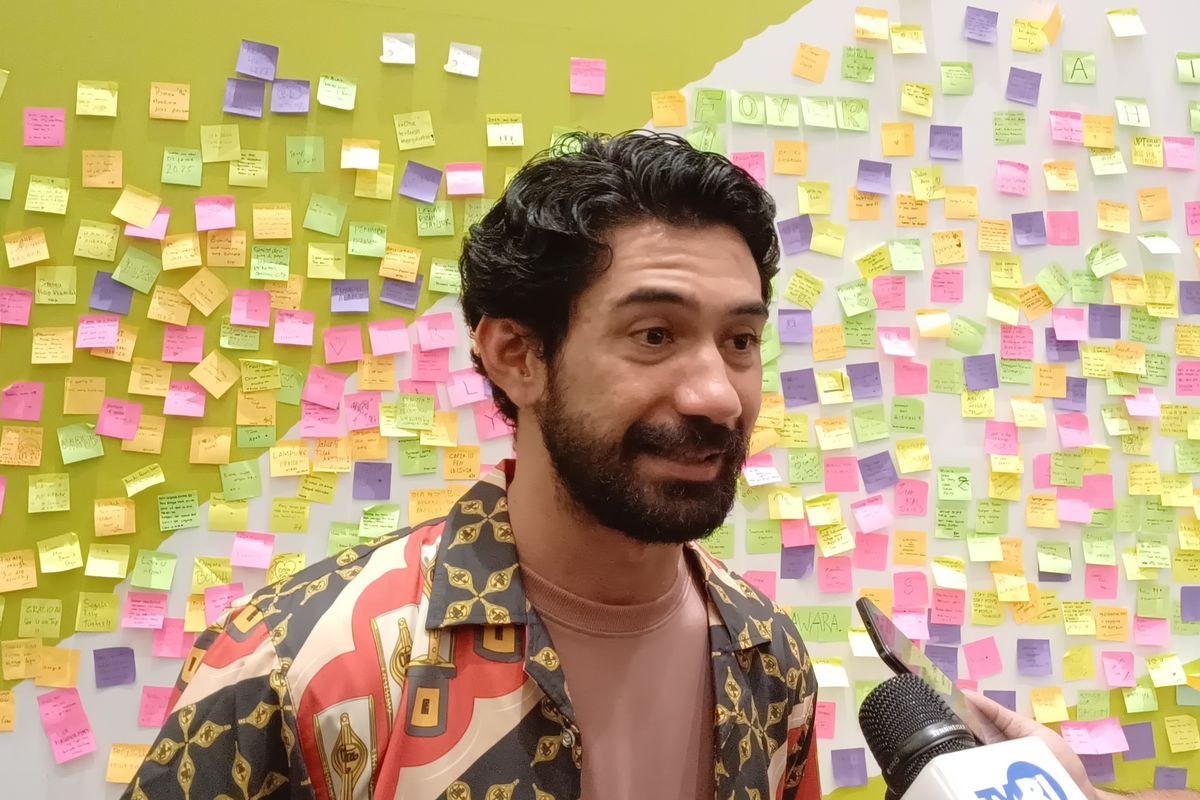 Ketua Komite Festival Film Indonesia (FFI) sekaligus aktor Reza Rahadian usai menjadi pembicara di acara Idea Fest 2023, di JCC Senayan, Jakarta Pusat, Minggu (1/10/2023).