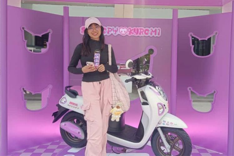 Regina (21), seorang penari, sengaja mendatangi Sarinah Mall untuk melihat Honda Scoopy x Kuromi.