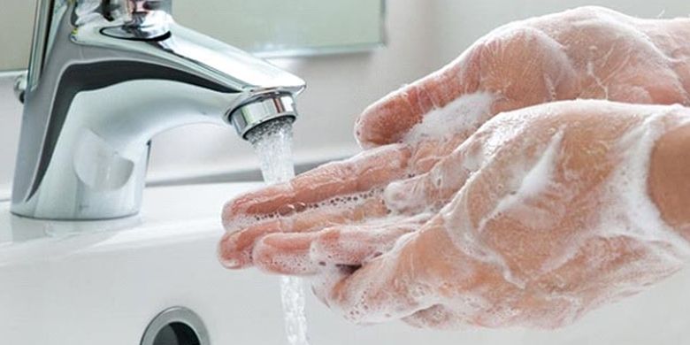 Ilustrasi mencuci tangan menggunakan sabun. 