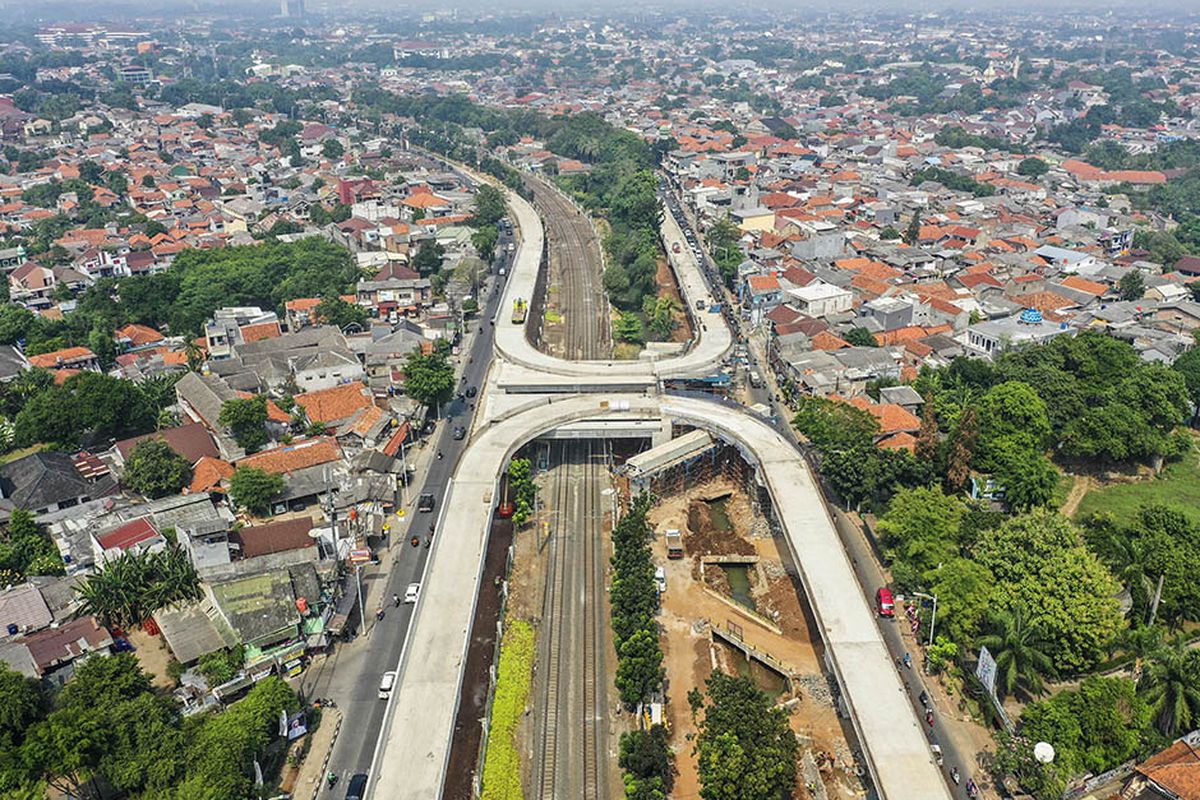 Foto aerial pembangunan jalan layang tapal kuda di kawasan Lenteng Agung, Jakarta, Rabu (5/8/2020). Menurut Gubernur DKI Jakarta Anies Baswedan, progres pembangunan jalan layang tapal kuda di Lenteng Agung sudah mencapai 75 persen dan ditargetkan selesai pada bulan Desember 2020.