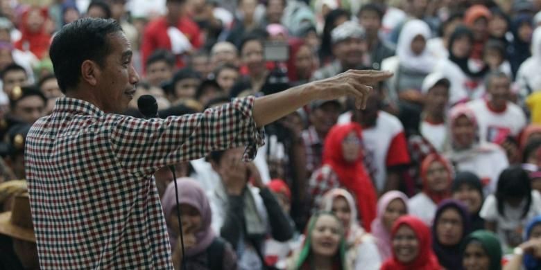 Capres nomor urut 2, Joko Widodo (Jokowi) berbicara di depan pendukungnya di Islamic Center Kabupaten Ciamis, Jawa Barat, Kamis (12/6/2014). Selain itu, ia juga berkunjung ke sejumlah pondok pesantren di Tasikmalaya untuk bersilaturahmi dengan kiai-kiai kampung dan menampik berbagai isu negatif tentang dirinya.